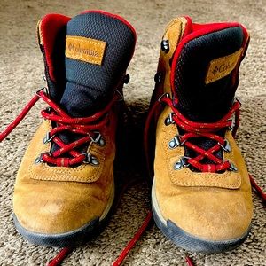 Columbia hiking boots size 8